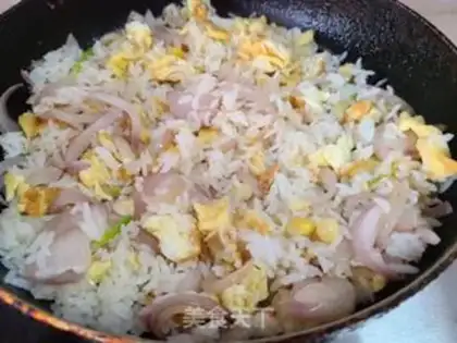 Make Onion egg fried rice step 3