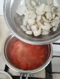 Make Gin-smoke, tomato lily soup step 4