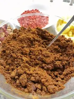 Make A red sugar rose ginger date tea step 3
