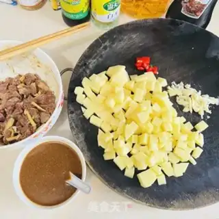Make Black pepper beef and potatoes step 2