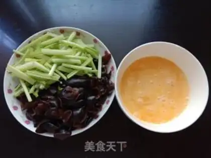 Make Celery-mucked eggs step 0