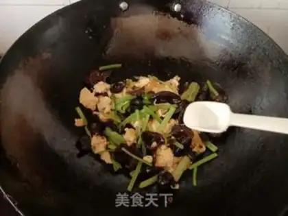 Make Celery-mucked eggs step 5