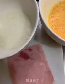 Make Sausage pine-coloured egg rolls step 0