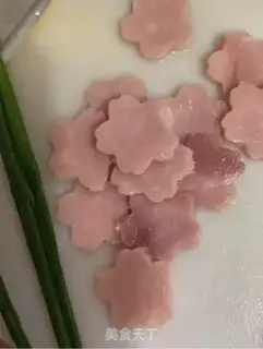 Make Sausage pine-coloured egg rolls step 1