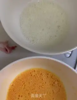 Make Sausage pine-coloured egg rolls step 2