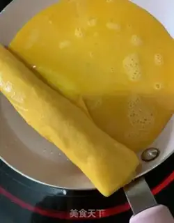 Make Sausage pine-coloured egg rolls step 5