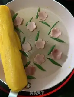 Make Sausage pine-coloured egg rolls step 6