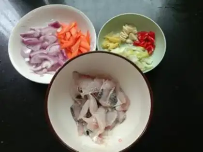 Make Onion fried black fish step 0
