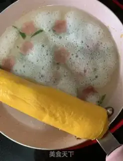 Make Sausage pine-coloured egg rolls step 7