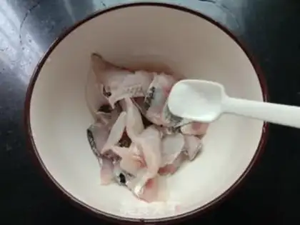 Make Onion fried black fish step 1
