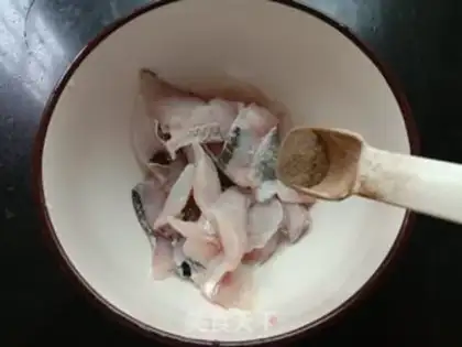 Make Onion fried black fish step 2