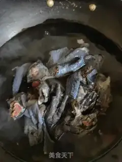 Make Chinese medicine and chicken stew step 1