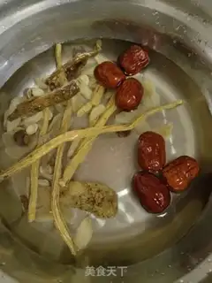 Make Chinese medicine and chicken stew step 2
