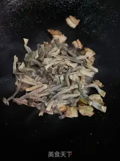 Make The deer mushrooms are fried with five flowers step 7