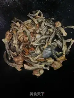 Make The deer mushrooms are fried with five flowers step 8