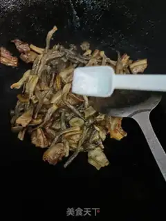 Make The deer mushrooms are fried with five flowers step 9