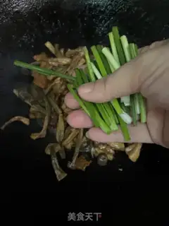 Make The deer mushrooms are fried with five flowers step 10