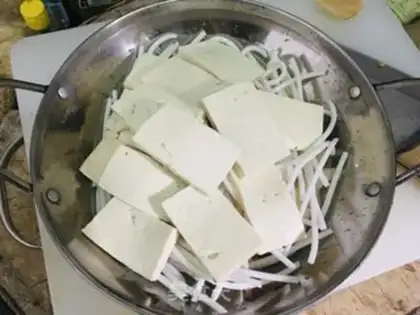 Make Pots of sour sauce step 1