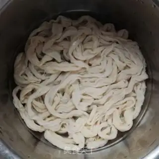 Make Black pepper pretzels step 1