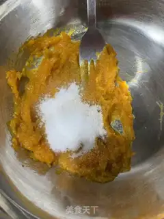 Make A hearty pumpkin bun step 0