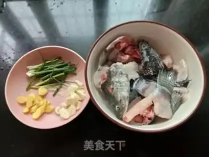 Make Five peppers of salt fish bones step 0