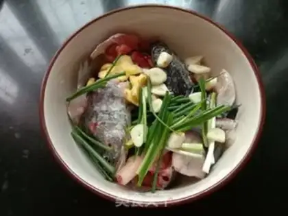 Make Five peppers of salt fish bones step 1