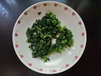 Make Spinach eggs and shrimp step 4