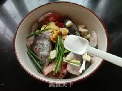 Make Five peppers of salt fish bones step 4