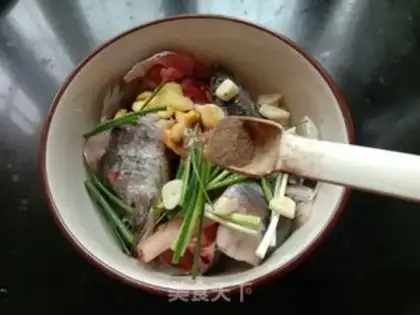 Make Five peppers of salt fish bones step 5