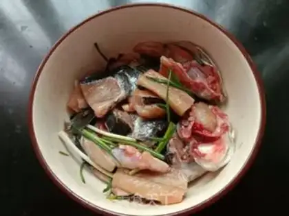 Make Five peppers of salt fish bones step 6