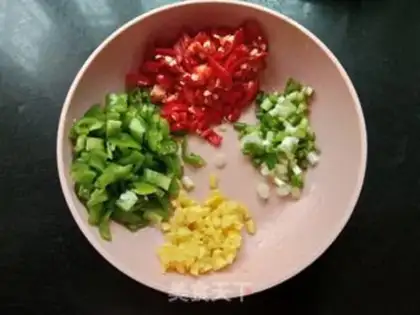 Make Five peppers of salt fish bones step 7