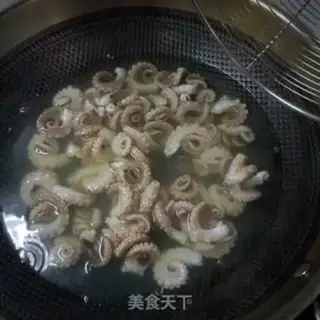 Make Piper pepper fried octopus legs step 2