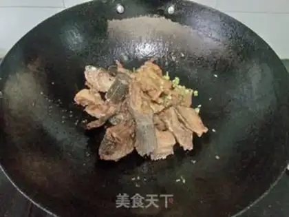 Make Five peppers of salt fish bones step 13