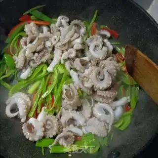 Make Piper pepper fried octopus legs step 10