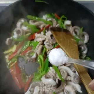 Make Piper pepper fried octopus legs step 11