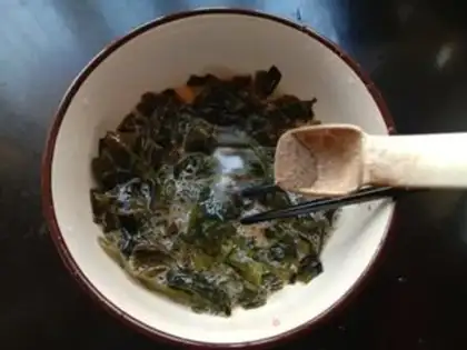 Make Fried eggs from the dress and vegetables step 3