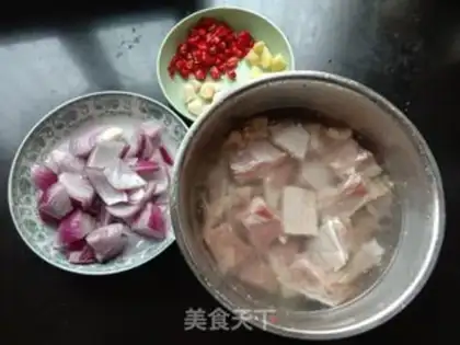 Make Onion fried duck leg step 0