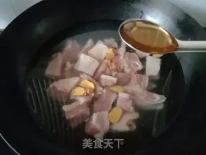 Make Onion fried duck leg step 1