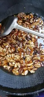 Make Amber walnuts step 1