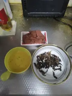Make Sour duck blood soup step 1