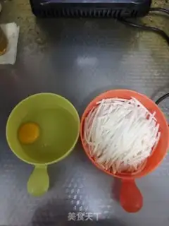 Make Egg radish soup step 1