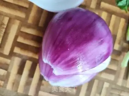 Make Onion pepper beef cake step 0
