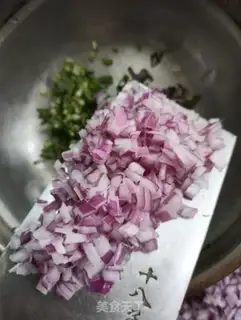 Make Onion pepper beef cake step 3