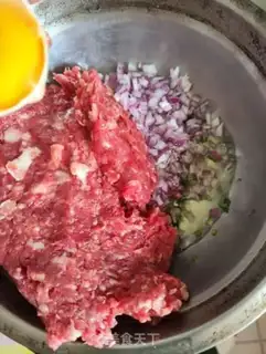 Make Onion pepper beef cake step 5