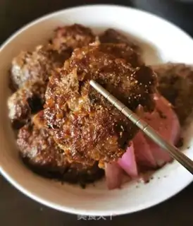 Make Onion pepper beef cake step 9