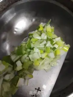 Make Pepper onion steamed eggs step 1