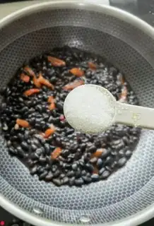 Make Salt and leather sauce, black beans step 3