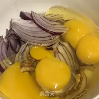 Make Onion fried eggs step 1
