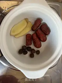 Make Eggs made of red sugar step 1