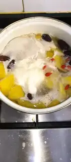 Make Apple date cinnamon egg soup step 2